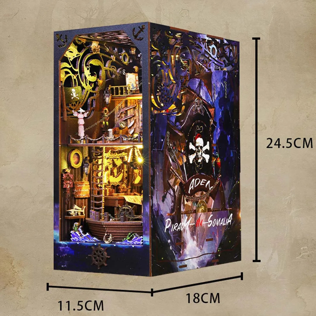 Book Nook - Aden Piracy in Somalia, un kit créatif pour construire un diorama miniature. Parfait pour décorer une bibliothèque ou comme cadeau original pour un amoureux des livres. Par Nookette.