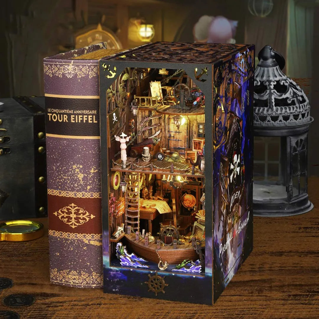 Book Nook - Aden Piracy in Somalia, un kit créatif pour construire un diorama miniature. Parfait pour décorer une bibliothèque ou comme cadeau original pour un amoureux des livres. Par Nookette.