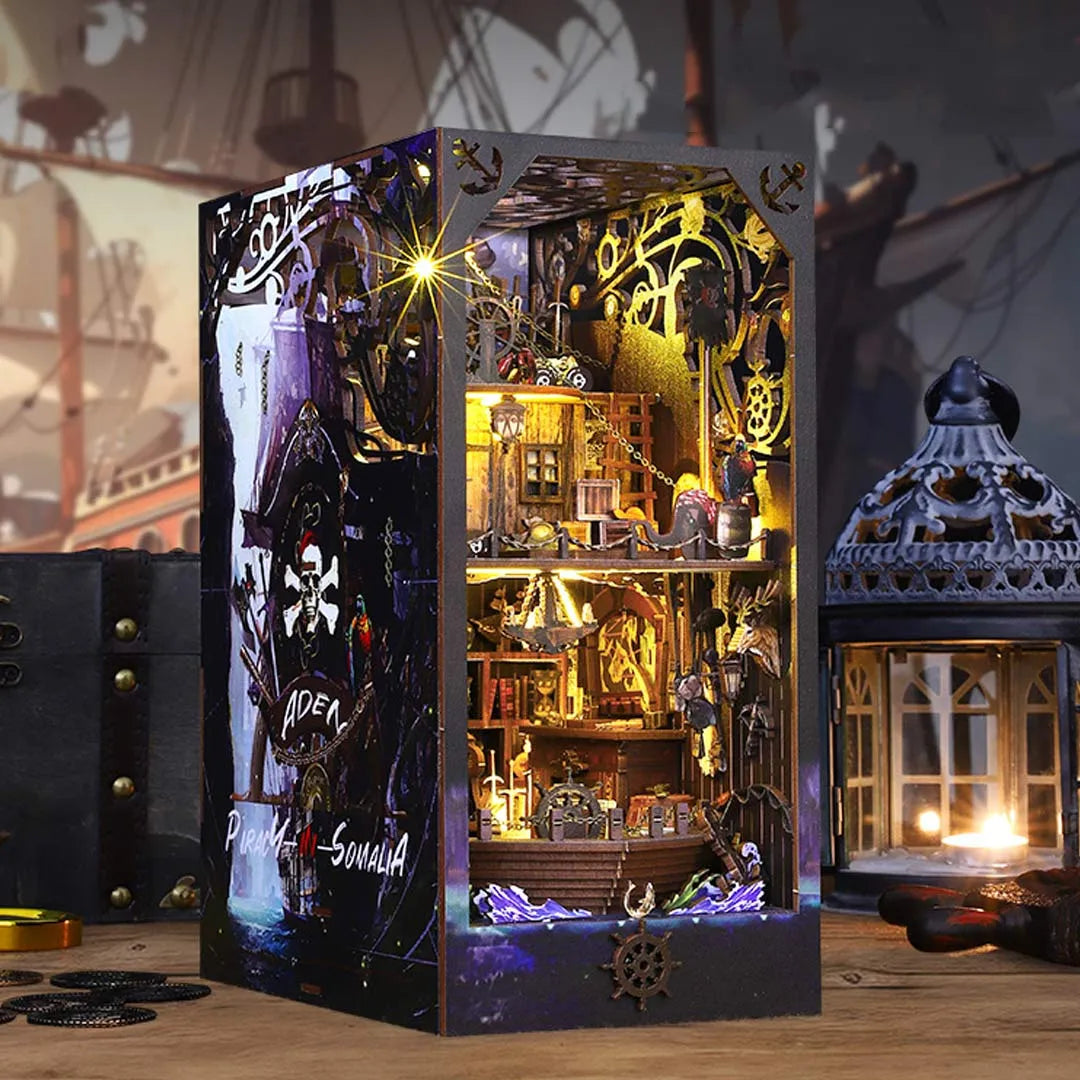 Book Nook - Aden Piracy in Somalia, un kit créatif pour construire un diorama miniature. Parfait pour décorer une bibliothèque ou comme cadeau original pour un amoureux des livres. Par Nookette.