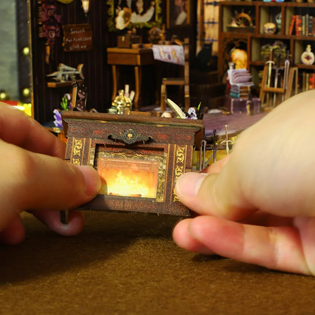 Book Nook - Aden Piracy in Somalia, un kit créatif pour construire un diorama miniature. Parfait pour décorer une bibliothèque ou comme cadeau original pour un amoureux des livres. Par Nookette.