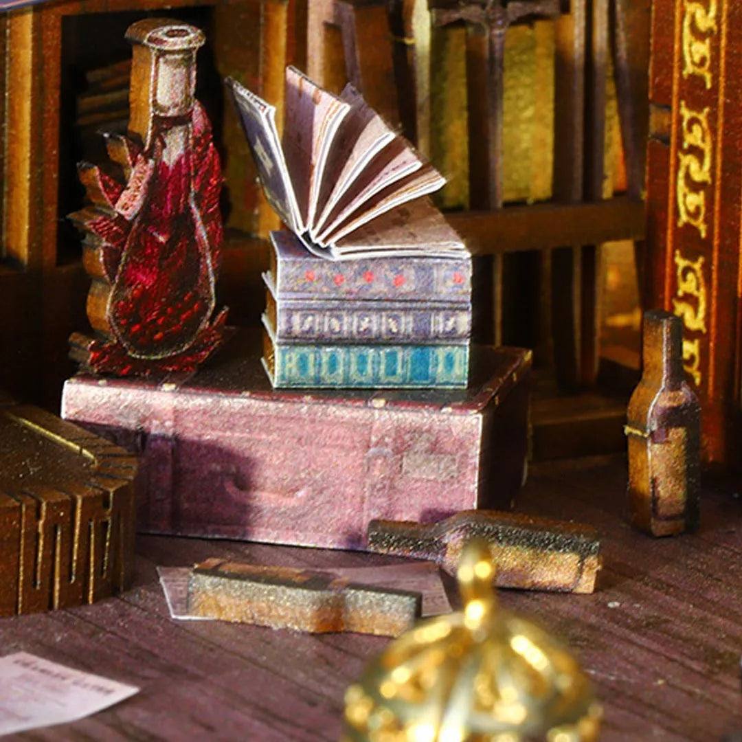 Book Nook - Aden Piracy in Somalia, un kit créatif pour construire un diorama miniature. Parfait pour décorer une bibliothèque ou comme cadeau original pour un amoureux des livres. Par Nookette.