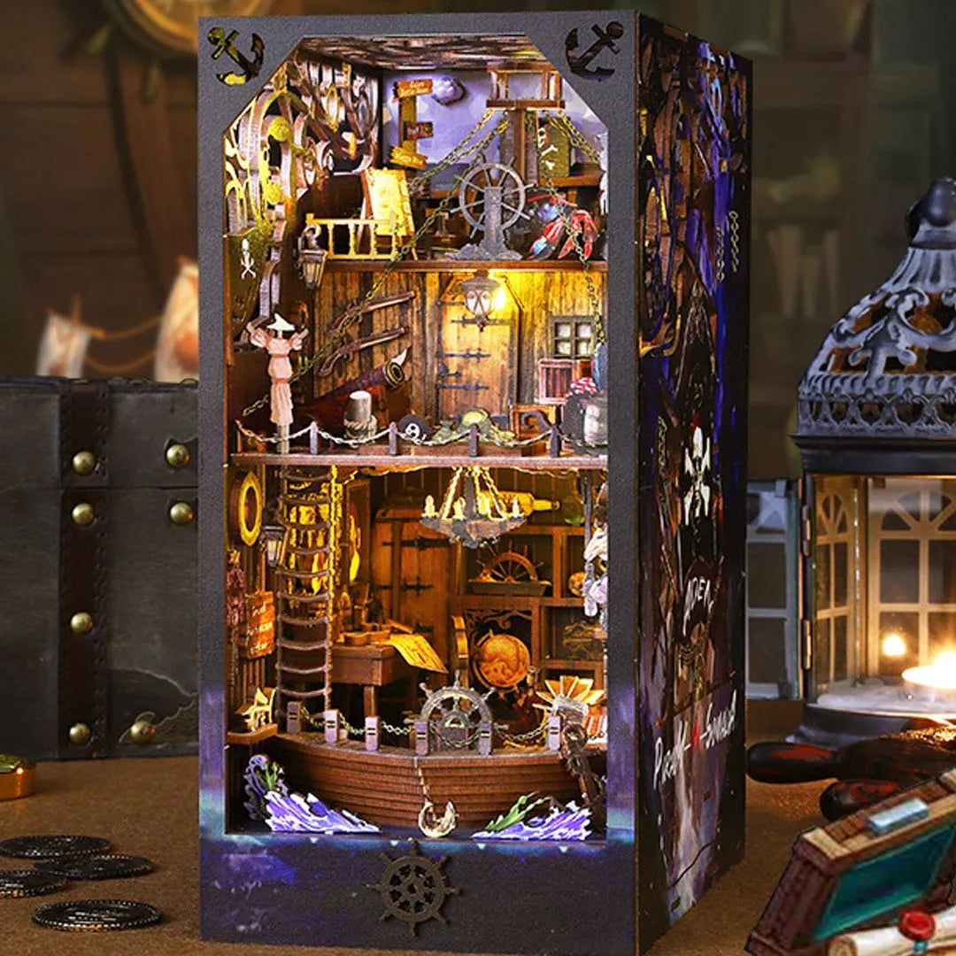 Book Nook - Aden Piracy in Somalia, un kit créatif pour construire un diorama miniature. Parfait pour décorer une bibliothèque ou comme cadeau original pour un amoureux des livres. Par Nookette.