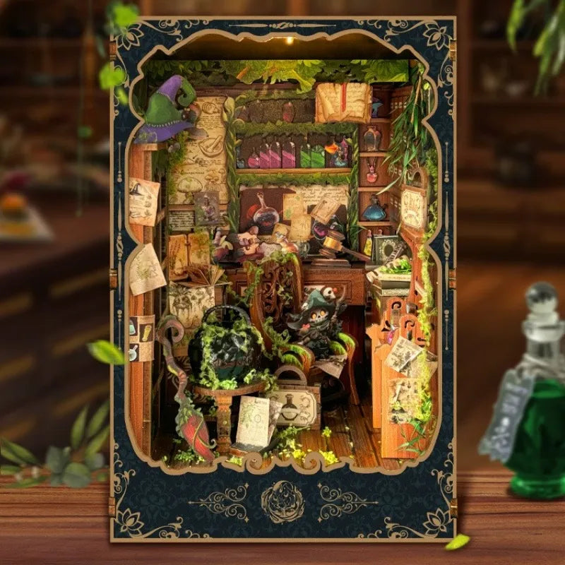 Book Nook - Alchemy Diary, un kit créatif pour construire un diorama miniature. Parfait pour décorer une bibliothèque ou comme cadeau original pour un amoureux des livres. Par Nookette.