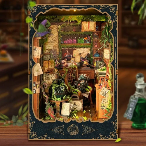 Book Nook - Alchemy Diary, un kit créatif pour construire un diorama miniature. Parfait pour décorer une bibliothèque ou comme cadeau original pour un amoureux des livres. Par Nookette.