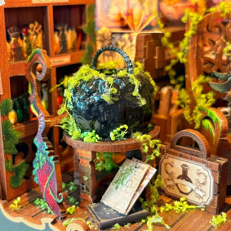 Book Nook - Alchemy Diary, un kit créatif pour construire un diorama miniature. Parfait pour décorer une bibliothèque ou comme cadeau original pour un amoureux des livres. Par Nookette.