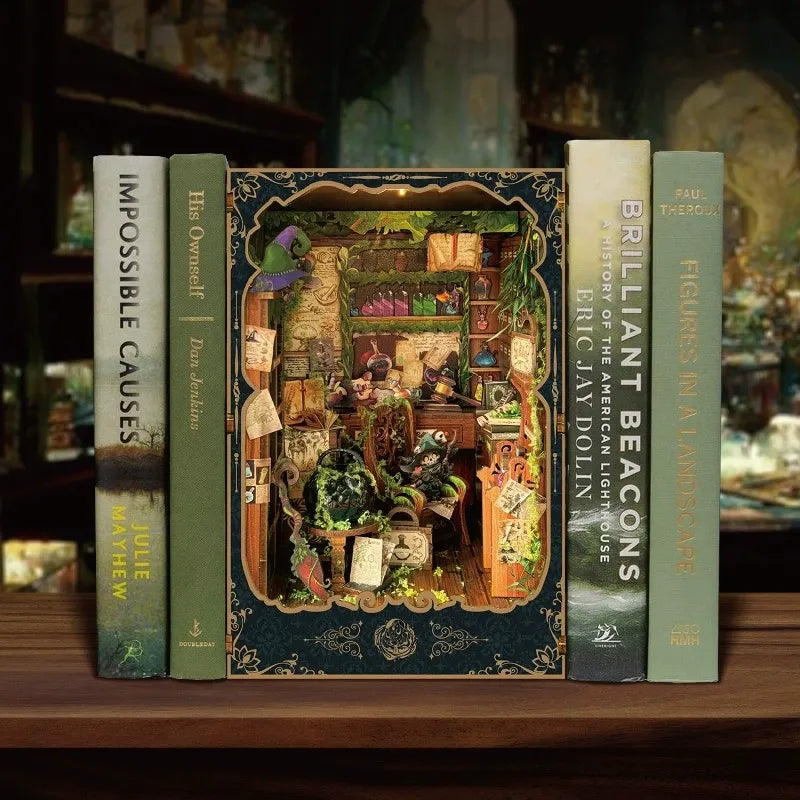 Book Nook - Alchemy Diary, un kit créatif pour construire un diorama miniature. Parfait pour décorer une bibliothèque ou comme cadeau original pour un amoureux des livres. Par Nookette.