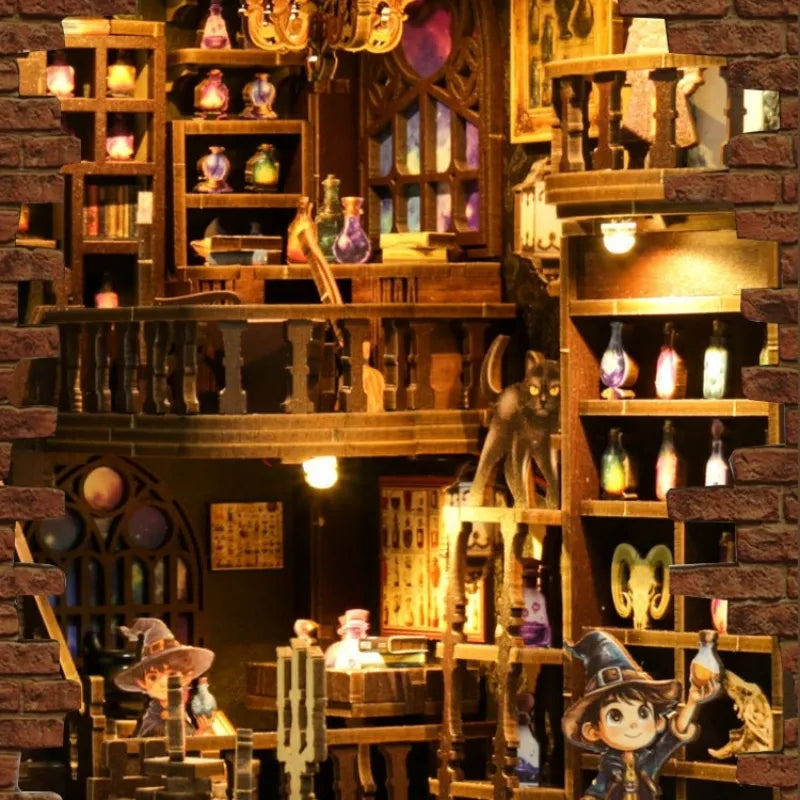 Book Nook - Alchemy Master, un kit créatif pour construire un diorama miniature. Parfait pour décorer une bibliothèque ou comme cadeau original pour un amoureux des livres. Par Nookette.