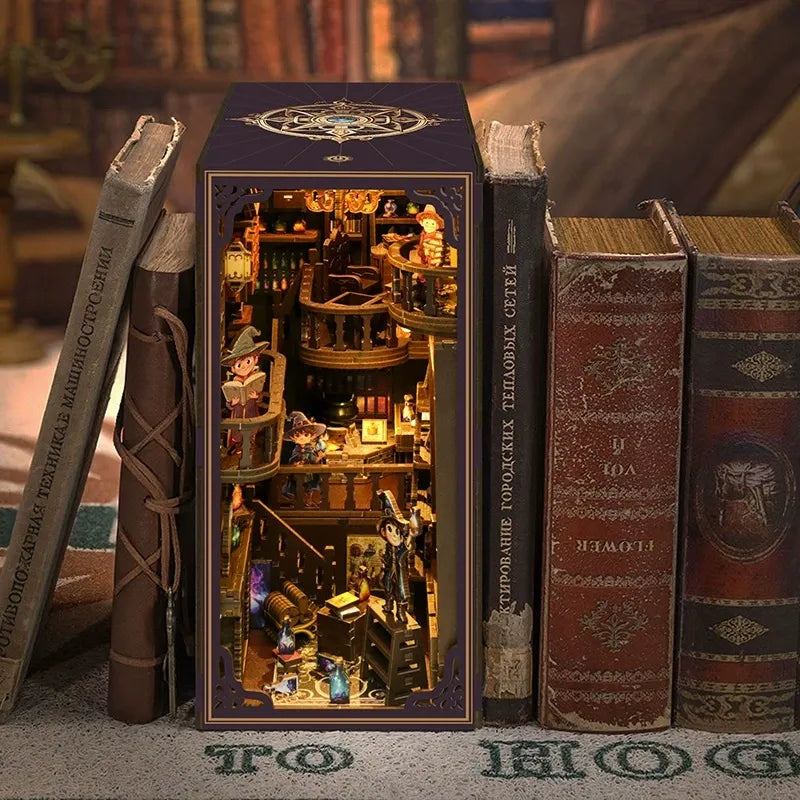 Book Nook - Alchemy Master, un kit créatif pour construire un diorama miniature. Parfait pour décorer une bibliothèque ou comme cadeau original pour un amoureux des livres. Par Nookette.