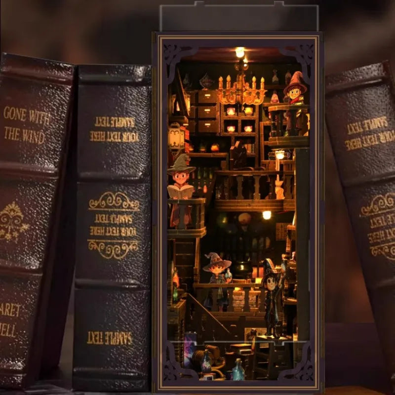 Book Nook - Alchemy Master, un kit créatif pour construire un diorama miniature. Parfait pour décorer une bibliothèque ou comme cadeau original pour un amoureux des livres. Par Nookette.