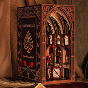 Booknook - Alice's Evidence, un kit créatif pour construire un diorama miniature. Parfait pour décorer une bibliothèque ou comme cadeau original pour un amoureux des livres. Par Nookette.