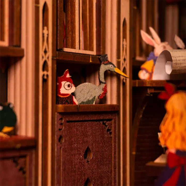 Booknook - Alice's Evidence, un kit créatif pour construire un diorama miniature. Parfait pour décorer une bibliothèque ou comme cadeau original pour un amoureux des livres. Par Nookette.