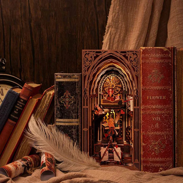 Booknook - Alice's Evidence, un kit créatif pour construire un diorama miniature. Parfait pour décorer une bibliothèque ou comme cadeau original pour un amoureux des livres. Par Nookette.