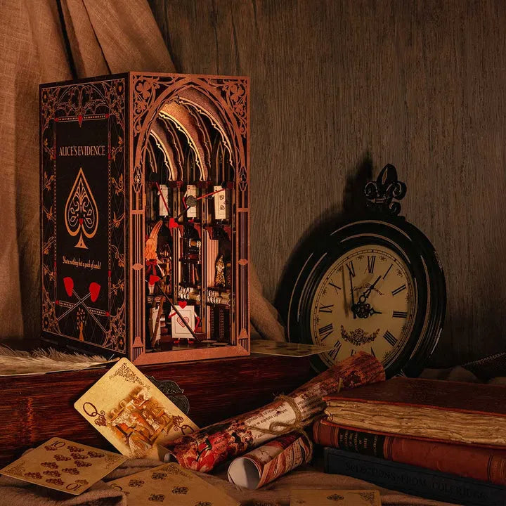 Booknook - Alice's Evidence, un kit créatif pour construire un diorama miniature. Parfait pour décorer une bibliothèque ou comme cadeau original pour un amoureux des livres. Par Nookette.