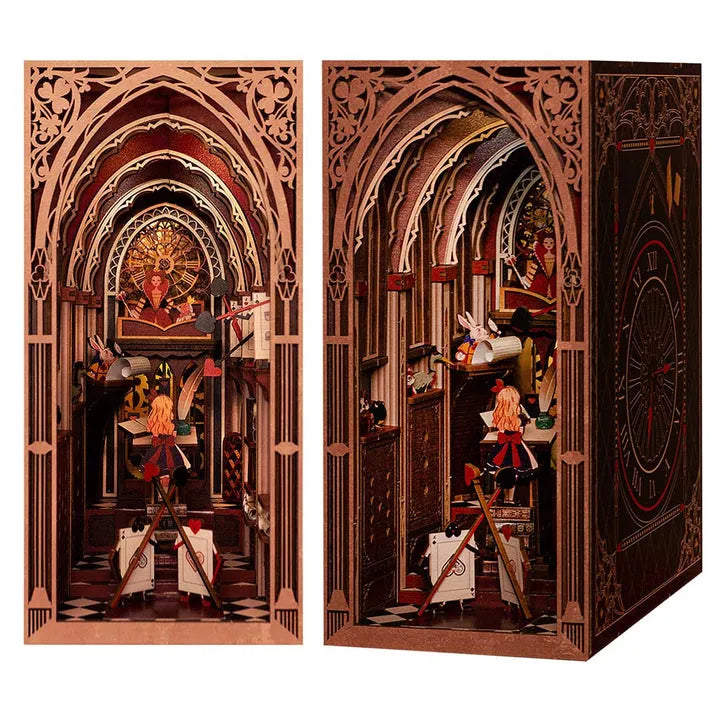 Booknook - Alice's Evidence, un kit créatif pour construire un diorama miniature. Parfait pour décorer une bibliothèque ou comme cadeau original pour un amoureux des livres. Par Nookette.