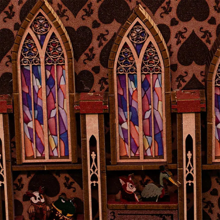 Booknook - Alice's Evidence, un kit créatif pour construire un diorama miniature. Parfait pour décorer une bibliothèque ou comme cadeau original pour un amoureux des livres. Par Nookette.