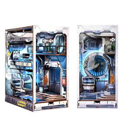 Book Nook - Alien Hub, un kit créatif pour construire un diorama miniature. Parfait pour décorer une bibliothèque ou comme cadeau original pour un amoureux des livres. Par Nookette.