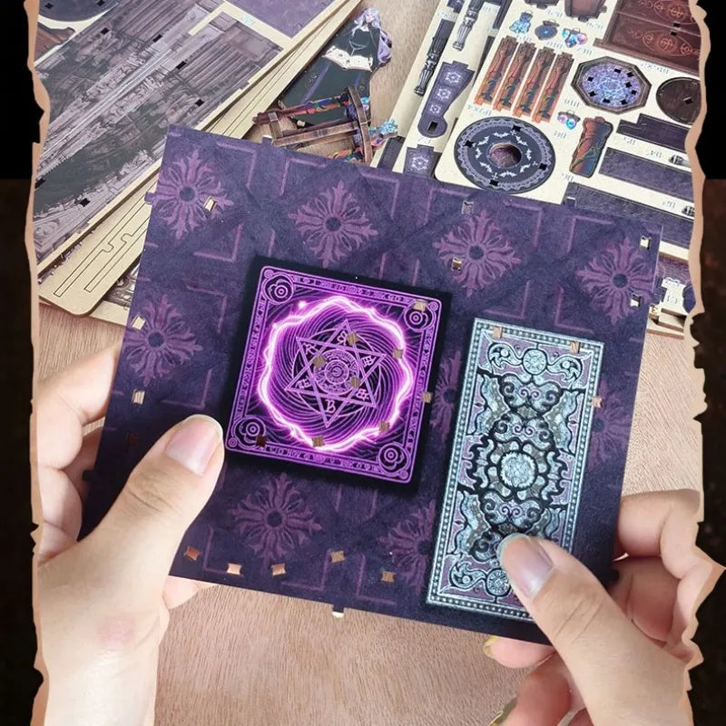 Book Nook - Tarot Divination Association, un kit créatif pour construire un diorama miniature. Parfait pour décorer une bibliothèque ou comme cadeau original pour un amoureux des livres. Par Nookette.