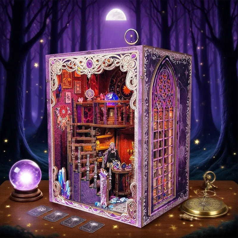 Book Nook - Tarot Divination Association, un kit créatif pour construire un diorama miniature. Parfait pour décorer une bibliothèque ou comme cadeau original pour un amoureux des livres. Par Nookette.