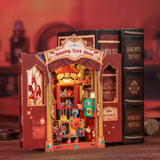 Book Nook - Amazing Toys Store, un kit créatif pour construire un diorama miniature. Parfait pour décorer une bibliothèque ou comme cadeau original pour un amoureux des livres. Par Nookette.