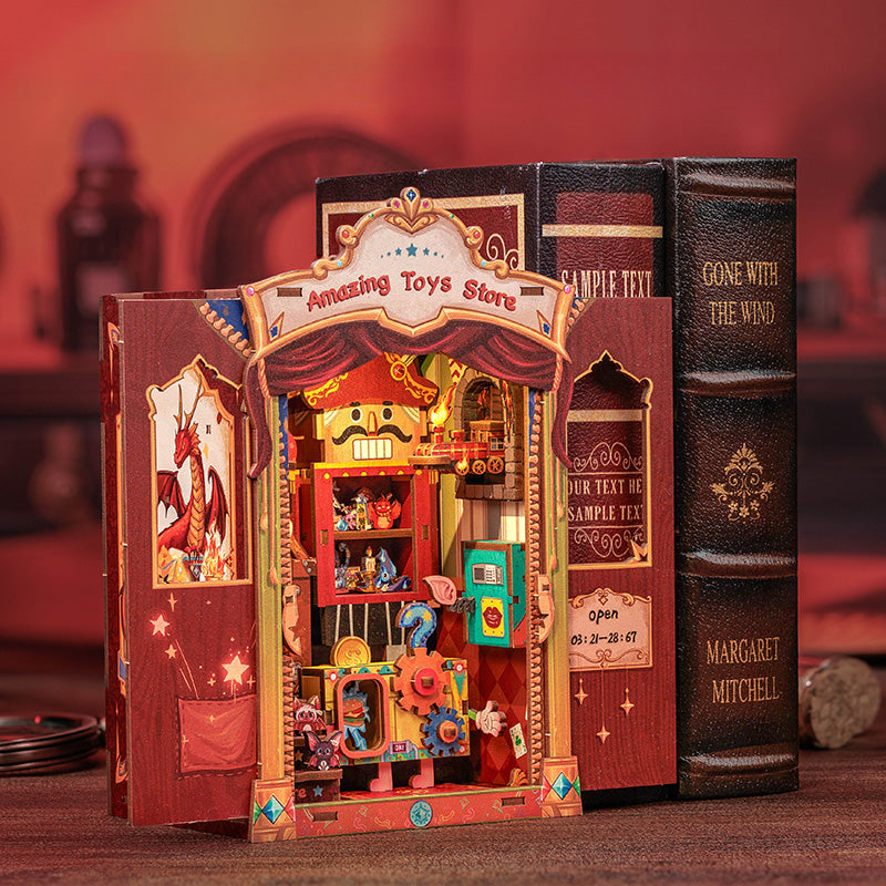 Book Nook - Amazing Toys Store, un kit créatif pour construire un diorama miniature. Parfait pour décorer une bibliothèque ou comme cadeau original pour un amoureux des livres. Par Nookette.
