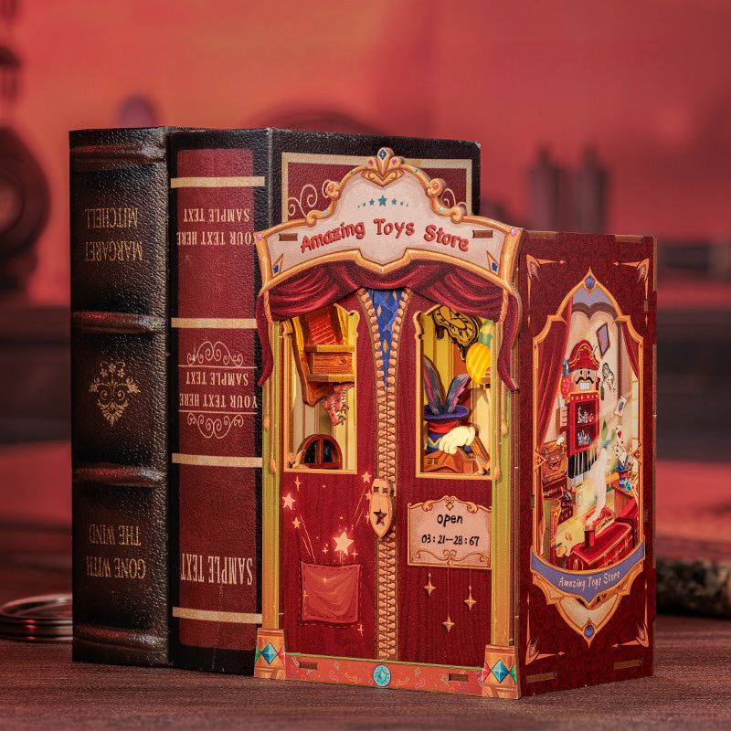 Book Nook - Amazing Toys Store, un kit créatif pour construire un diorama miniature. Parfait pour décorer une bibliothèque ou comme cadeau original pour un amoureux des livres. Par Nookette.