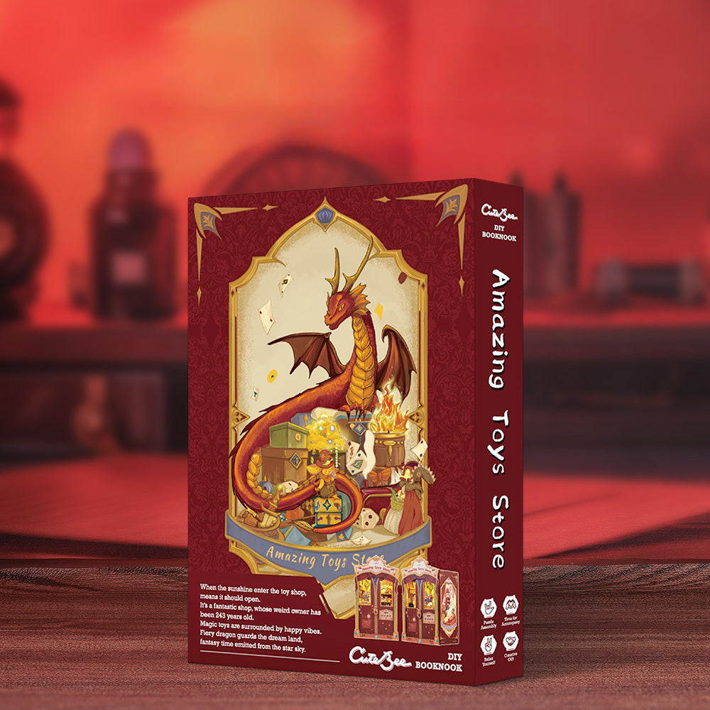 Book Nook - Amazing Toys Store, un kit créatif pour construire un diorama miniature. Parfait pour décorer une bibliothèque ou comme cadeau original pour un amoureux des livres. Par Nookette.