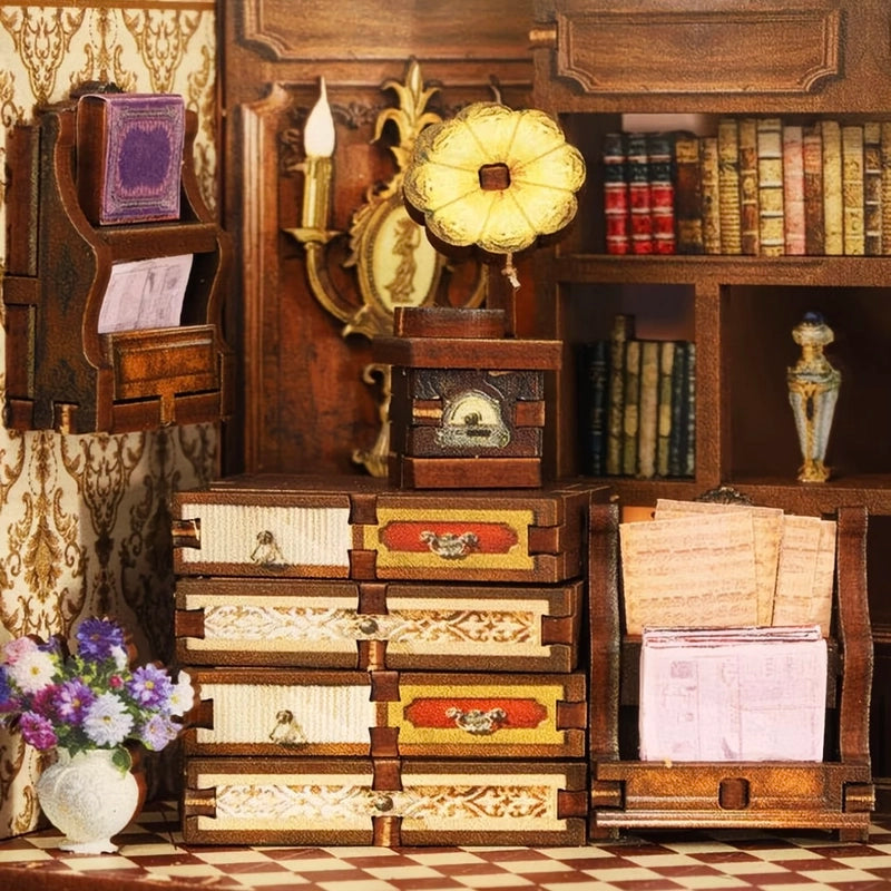 Un petit meuble à tiroirs réunit partitions, livres et gramophone décoratif. Les façades variées composent un coin de collection où chaque objet semble avoir trouvé sa place avec le temps.