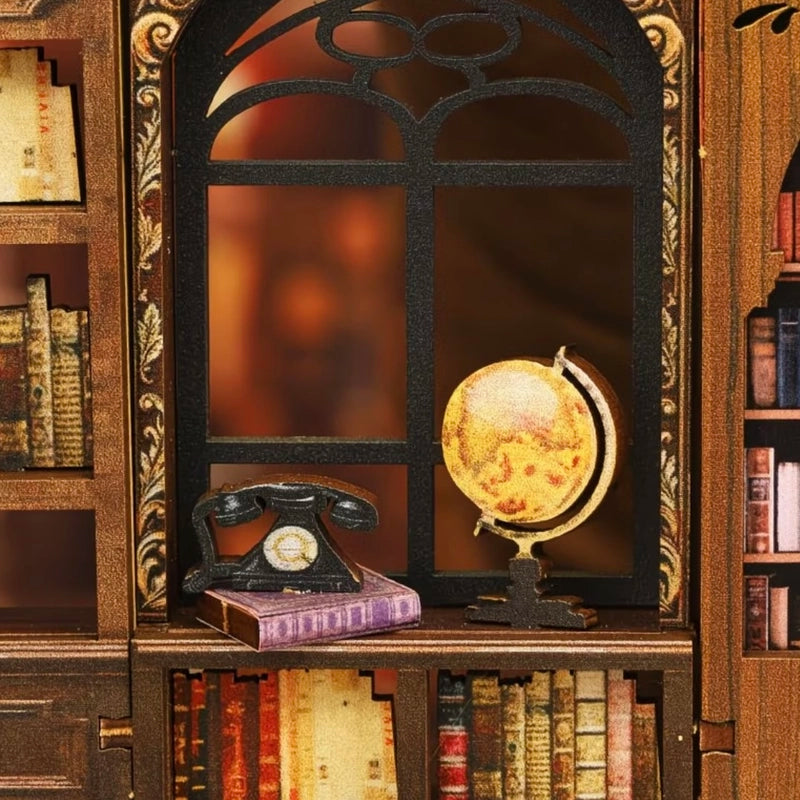Un globe et un téléphone ancien se partagent le rebord d’une fenêtre cintrée. Cette discrète rencontre entre voyage et correspondance enrichit la vie du cabinet.