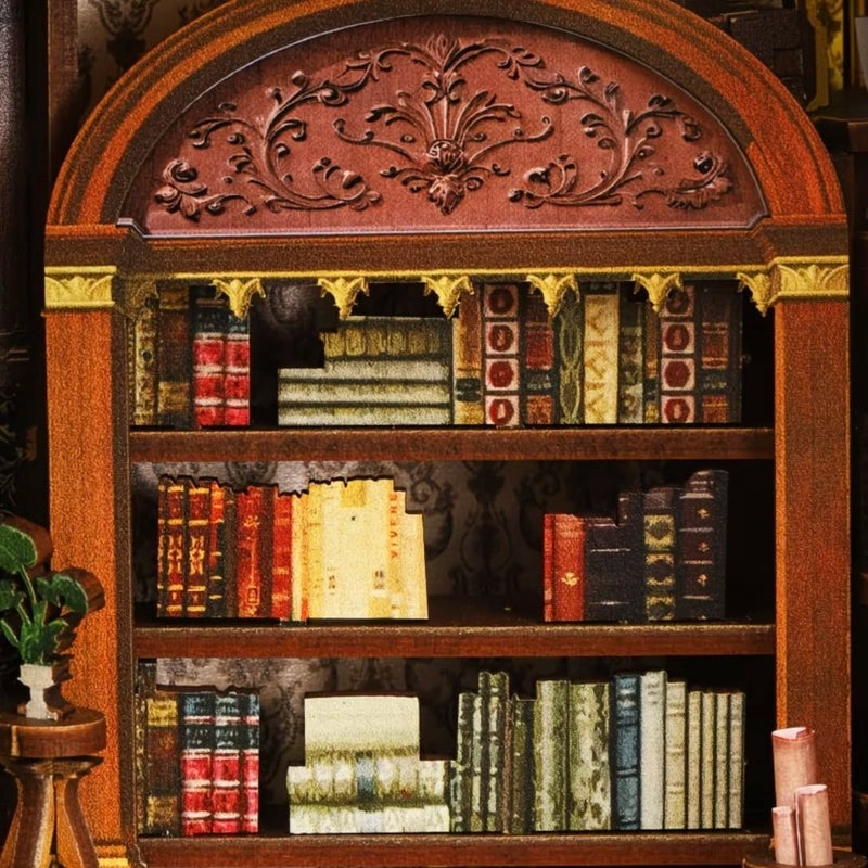 Sous un fronton ornementé, les livres alternent piles et rangées. Les tons des couvertures et les volumes du rayonnage donnent à ce coin de bibliothèque son rythme chaleureux.