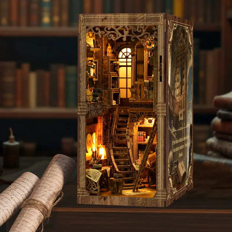 Book Nook - Ancient Book Room, un kit créatif pour construire un diorama miniature. Parfait pour décorer une bibliothèque ou comme cadeau original pour un amoureux des livres. Par Nookette.