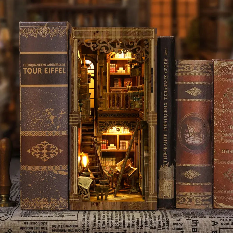 Book Nook - Ancient Book Room, un kit créatif pour construire un diorama miniature. Parfait pour décorer une bibliothèque ou comme cadeau original pour un amoureux des livres. Par Nookette.