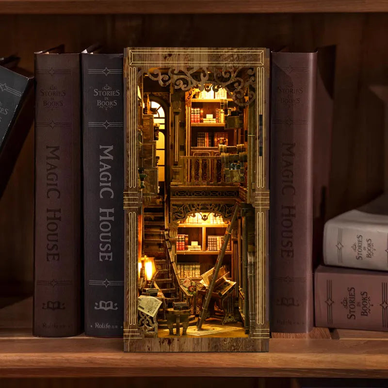 Book Nook - Ancient Book Room, un kit créatif pour construire un diorama miniature. Parfait pour décorer une bibliothèque ou comme cadeau original pour un amoureux des livres. Par Nookette.
