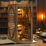 Book Nook - Ancient Book Room, un kit créatif pour construire un diorama miniature. Parfait pour décorer une bibliothèque ou comme cadeau original pour un amoureux des livres. Par Nookette.