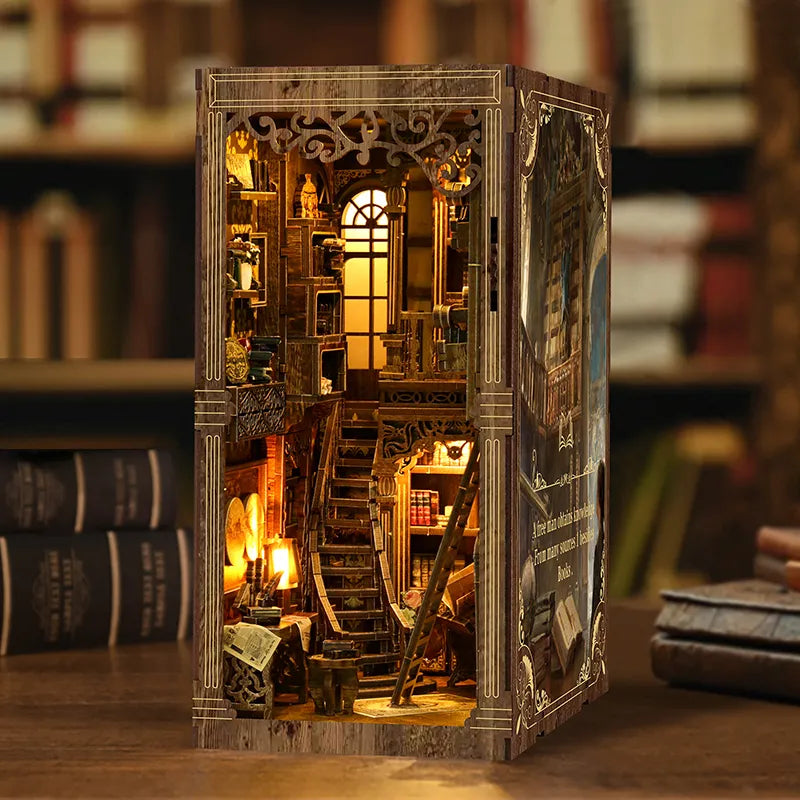 Book Nook - Ancient Book Room, un kit créatif pour construire un diorama miniature. Parfait pour décorer une bibliothèque ou comme cadeau original pour un amoureux des livres. Par Nookette.