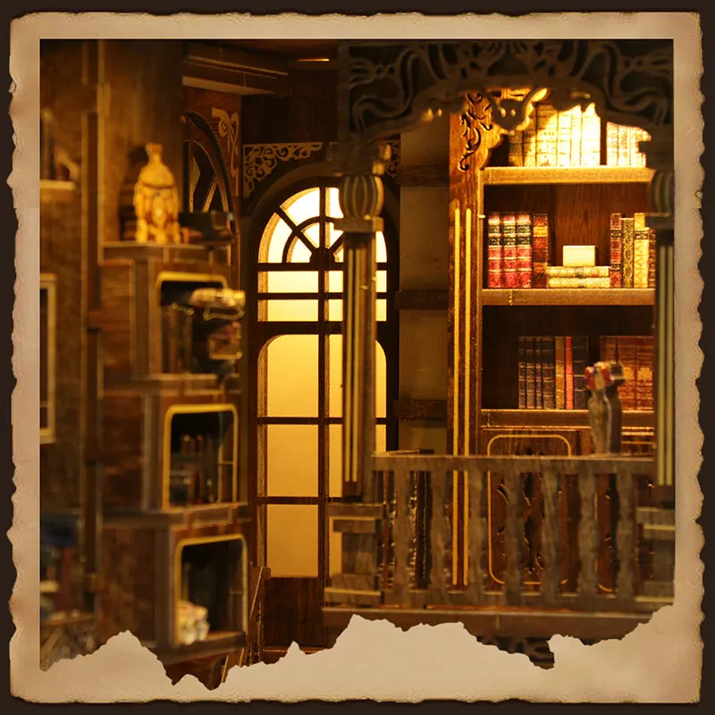 Book Nook - Ancient Book Room, un kit créatif pour construire un diorama miniature. Parfait pour décorer une bibliothèque ou comme cadeau original pour un amoureux des livres. Par Nookette.