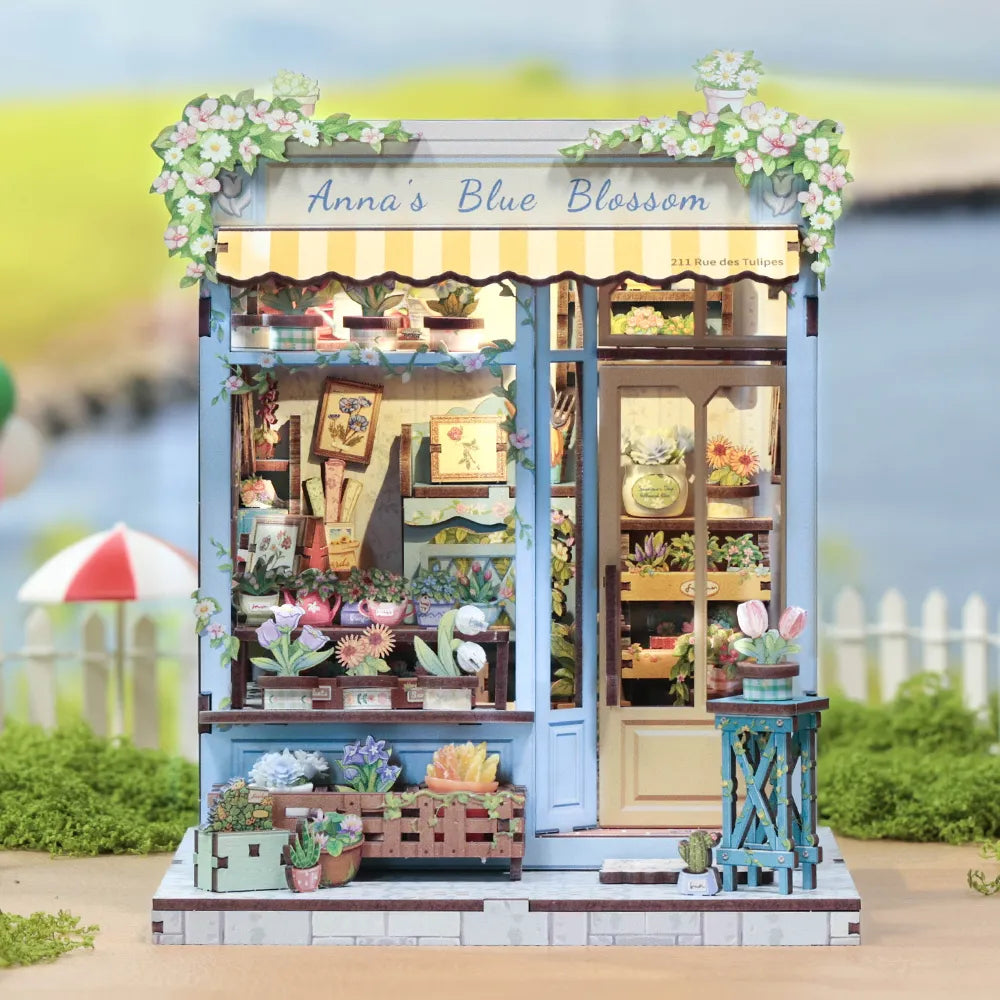 Book Nook - Anna's Blue Blossom, un kit créatif pour construire un diorama miniature. Parfait pour décorer une bibliothèque ou comme cadeau original pour un amoureux des livres. Par Nookette.