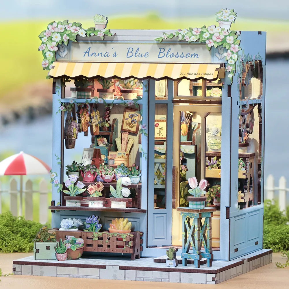Book Nook - Anna's Blue Blossom, un kit créatif pour construire un diorama miniature. Parfait pour décorer une bibliothèque ou comme cadeau original pour un amoureux des livres. Par Nookette.