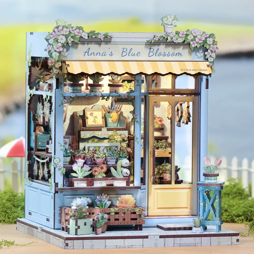 Book Nook - Anna's Blue Blossom, un kit créatif pour construire un diorama miniature. Parfait pour décorer une bibliothèque ou comme cadeau original pour un amoureux des livres. Par Nookette.
