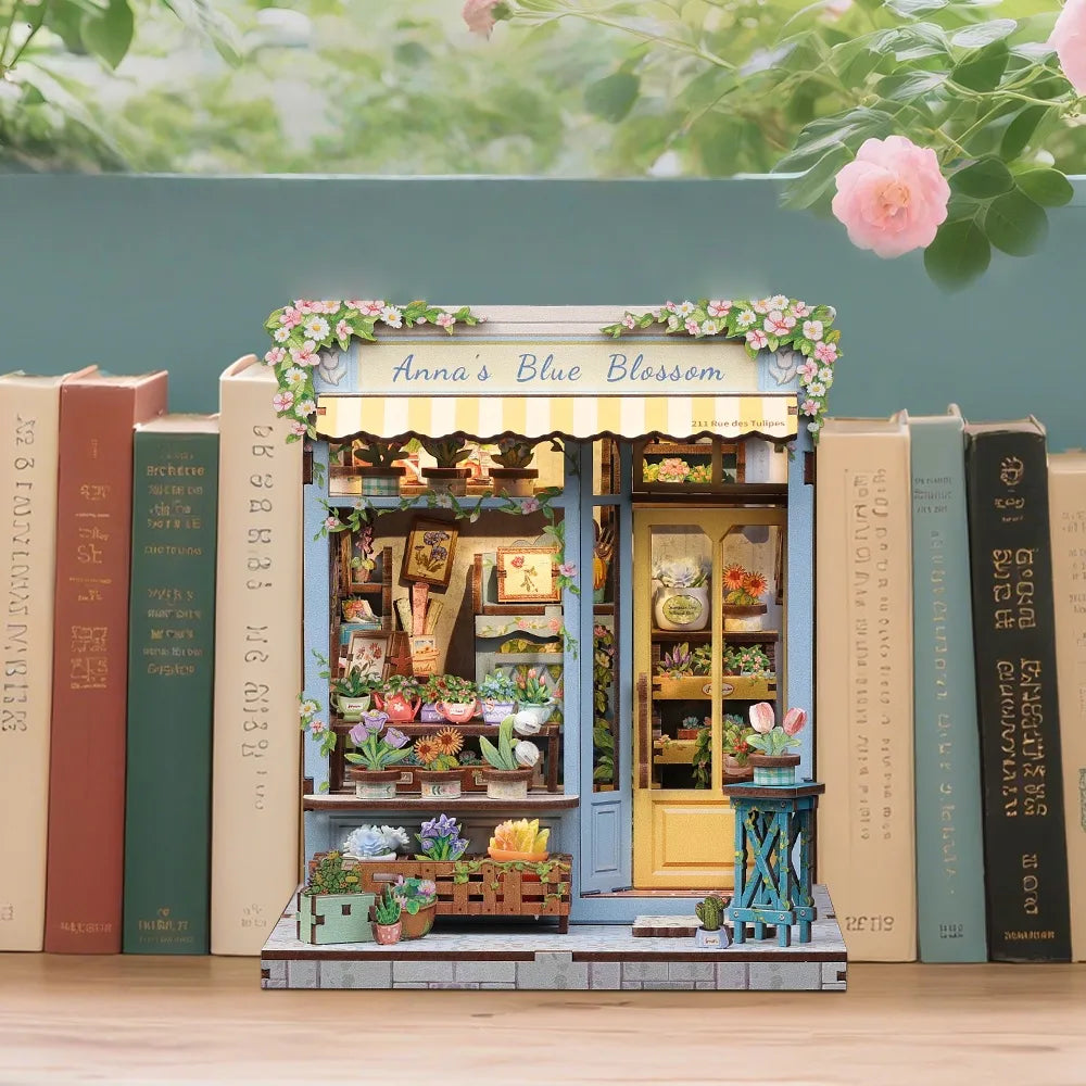 Book Nook - Anna's Blue Blossom, un kit créatif pour construire un diorama miniature. Parfait pour décorer une bibliothèque ou comme cadeau original pour un amoureux des livres. Par Nookette.
