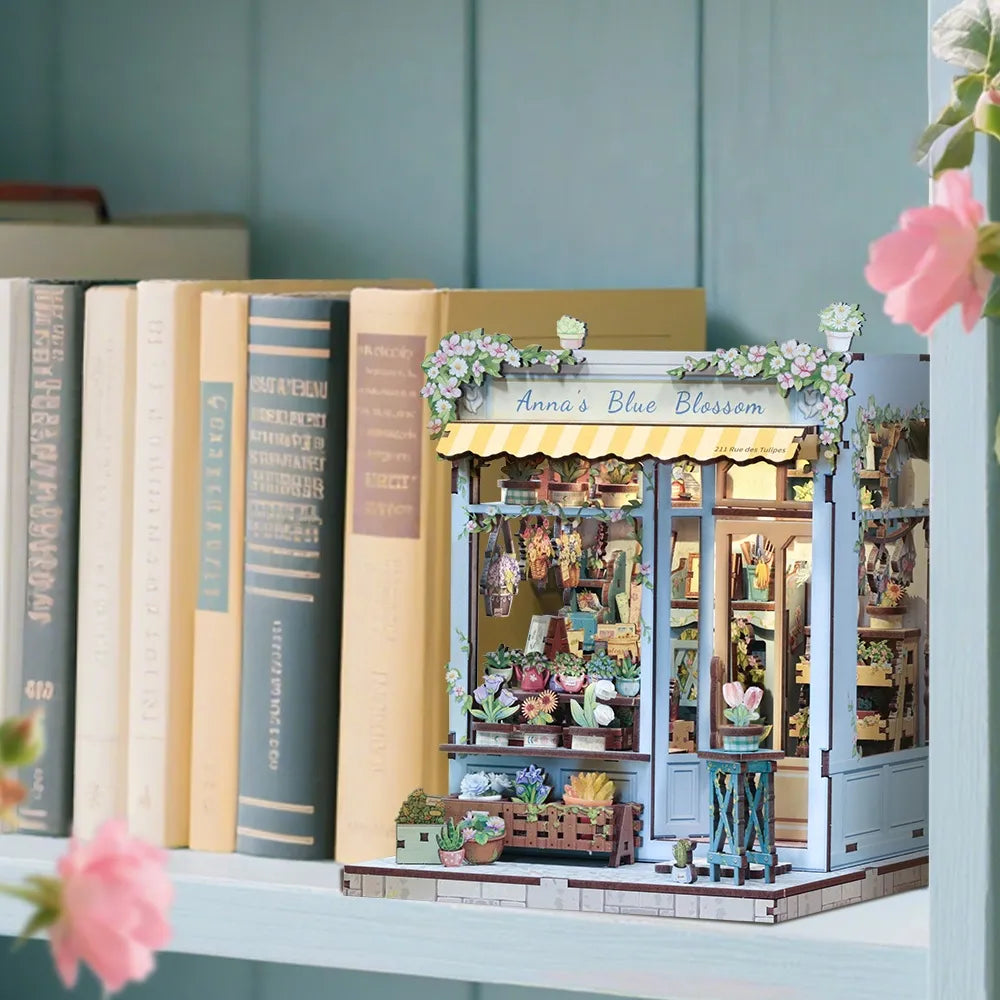 Book Nook - Anna's Blue Blossom, un kit créatif pour construire un diorama miniature. Parfait pour décorer une bibliothèque ou comme cadeau original pour un amoureux des livres. Par Nookette.