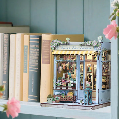 Book Nook - Anna's Blue Blossom, un kit créatif pour construire un diorama miniature. Parfait pour décorer une bibliothèque ou comme cadeau original pour un amoureux des livres. Par Nookette.