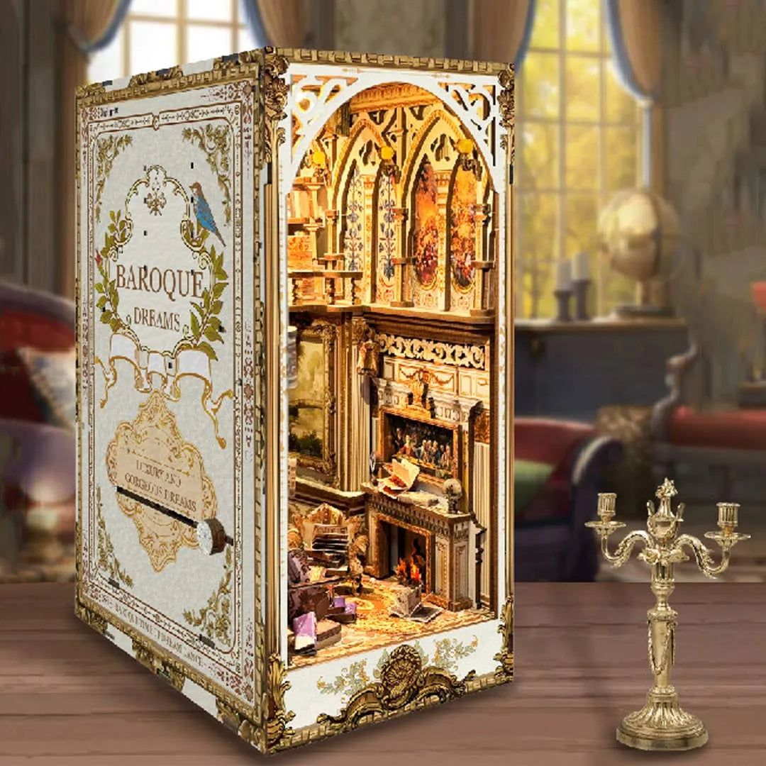 Book Nook - Gorgeous Manor, un kit créatif pour construire un diorama miniature. Parfait pour décorer une bibliothèque ou comme cadeau original pour un amoureux des livres. Par Nookette.