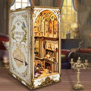 Book Nook - Gorgeous Manor, un kit créatif pour construire un diorama miniature. Parfait pour décorer une bibliothèque ou comme cadeau original pour un amoureux des livres. Par Nookette.