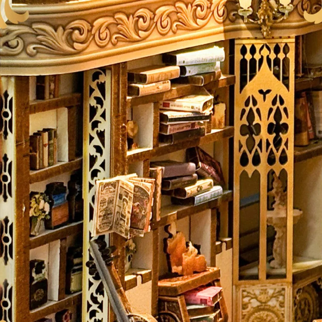 Book Nook - Gorgeous Manor, un kit créatif pour construire un diorama miniature. Parfait pour décorer une bibliothèque ou comme cadeau original pour un amoureux des livres. Par Nookette.