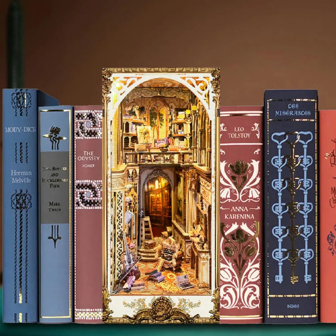 Book Nook - Gorgeous Manor, un kit créatif pour construire un diorama miniature. Parfait pour décorer une bibliothèque ou comme cadeau original pour un amoureux des livres. Par Nookette.