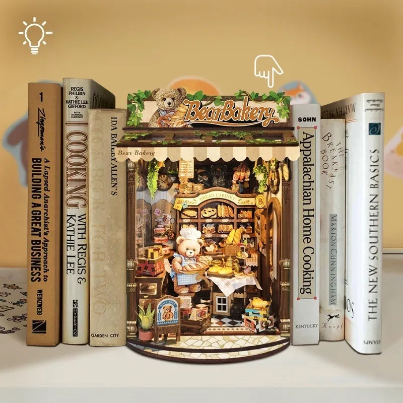 Book Nook - Bear Bakery, un kit créatif pour construire un diorama miniature. Parfait pour décorer une bibliothèque ou comme cadeau original pour un amoureux des livres. Par Nookette.