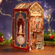 Book Nook - Beast And Beauty, un kit créatif pour construire un diorama miniature. Parfait pour décorer une bibliothèque ou comme cadeau original pour un amoureux des livres. Par Nookette.