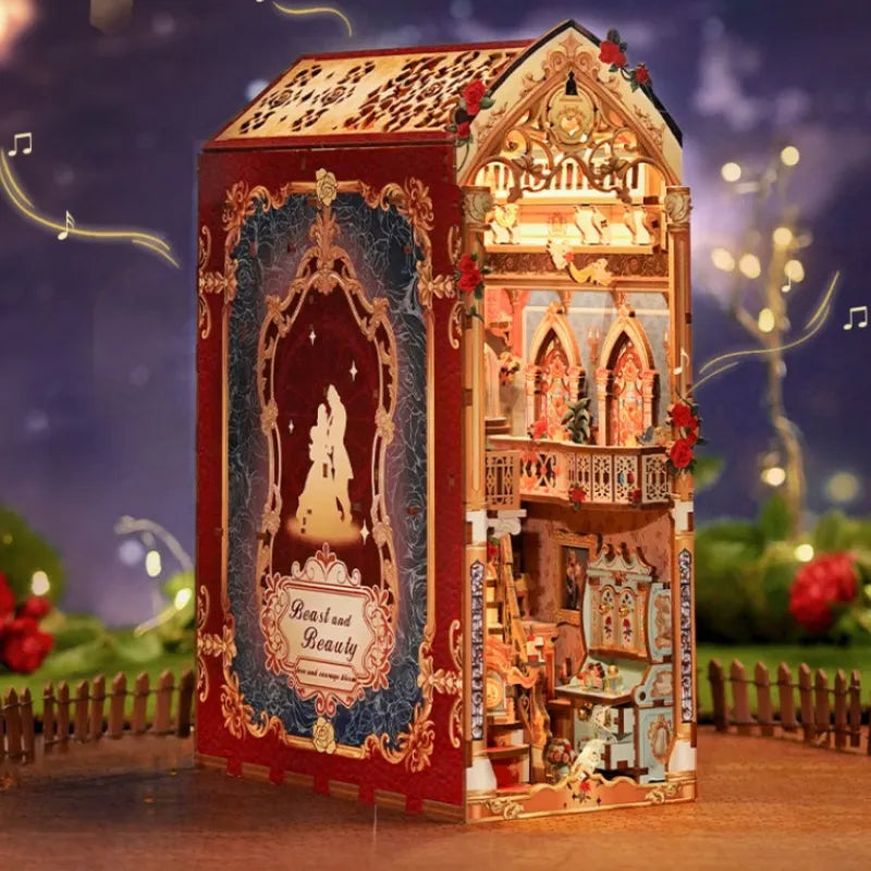 Book Nook - Beast And Beauty, un kit créatif pour construire un diorama miniature. Parfait pour décorer une bibliothèque ou comme cadeau original pour un amoureux des livres. Par Nookette.