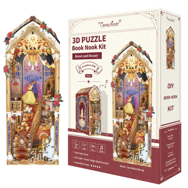 Book Nook - Beast And Beauty, un kit créatif pour construire un diorama miniature. Parfait pour décorer une bibliothèque ou comme cadeau original pour un amoureux des livres. Par Nookette.