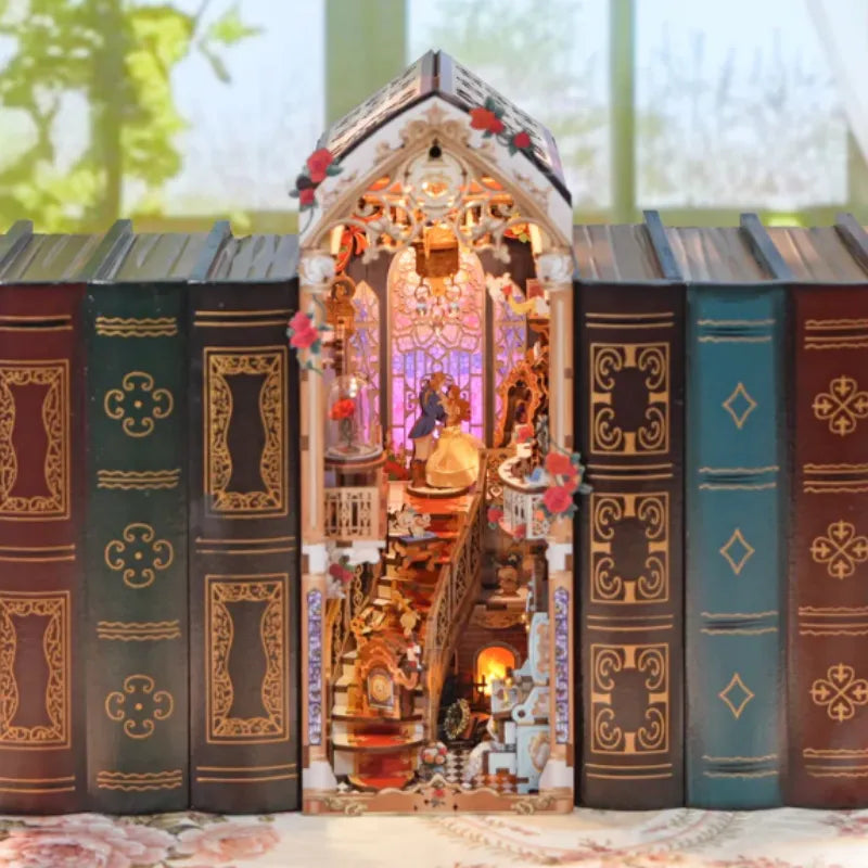 Book Nook - Beast And Beauty, un kit créatif pour construire un diorama miniature. Parfait pour décorer une bibliothèque ou comme cadeau original pour un amoureux des livres. Par Nookette.